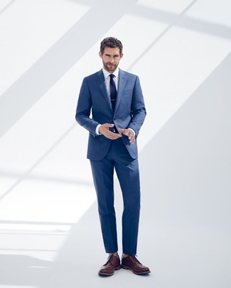 Как носить синий костюм с коричневыми кожаными брогами