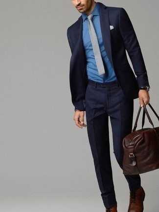 Как носить синий костюм с коричневыми кожаными повседневными ботинками