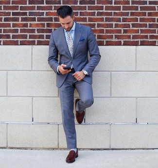 Как носить синий костюм с коричневыми кожаными лоферами