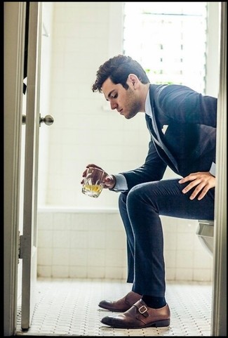 Как носить синий костюм с коричневыми кожаными монками