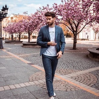 Какие футболки с круглым вырезом носить с синим костюмом