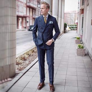 Как носить синий костюм с темно-коричневыми кожаными брогами