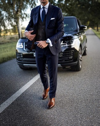 Как носить синий костюм с темно-коричневыми кожаными брогами