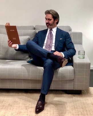 Как носить синий костюм с темно-коричневыми кожаными лоферами