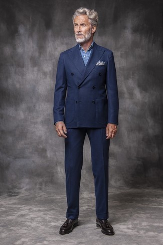 Как носить синий костюм с темно-коричневыми кожаными лоферами