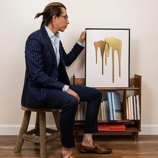 Как носить синий костюм с темно-коричневыми кожаными лоферами