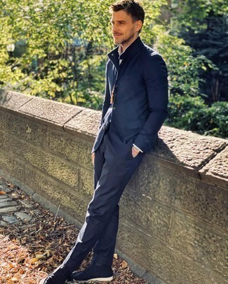 Какие ботинки дезерты носить с синим костюмом