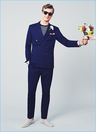 Какие эспадрильи носить с синим костюмом