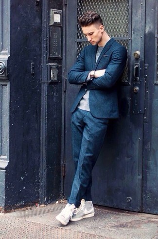 Какие высокие кеды носить с синим костюмом