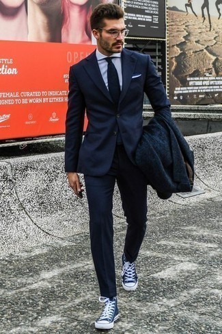 Какие высокие кеды носить с синим костюмом