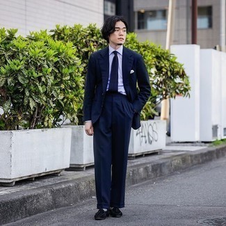 Какие лоферы носить с синим костюмом