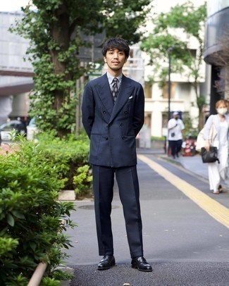 Какие лоферы носить с синим костюмом