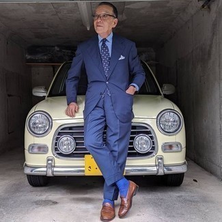 Какие лоферы носить с синим костюмом