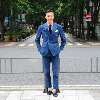 Какие лоферы носить с синим костюмом