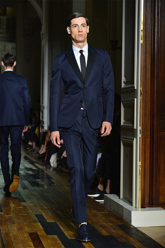 Как носить синий костюм с темно-синими кожаными лоферами