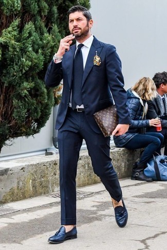 Как носить синий костюм с темно-синими кожаными лоферами