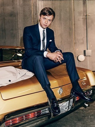 Как носить синий костюм с темно-синими кожаными лоферами