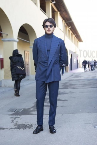Как носить синий костюм с темно-синими кожаными лоферами