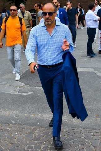 Как носить синий костюм с темно-синими кожаными монками