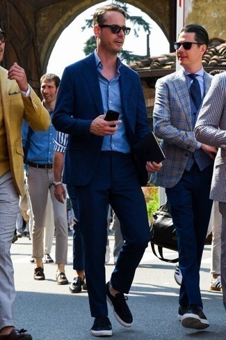 Как носить синий костюм с темно-синими низкими кедами