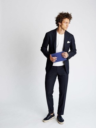 Как носить синий костюм с темно-синими низкими кедами