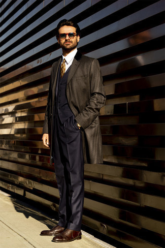 Какие длинные пальто носить с синим костюмом