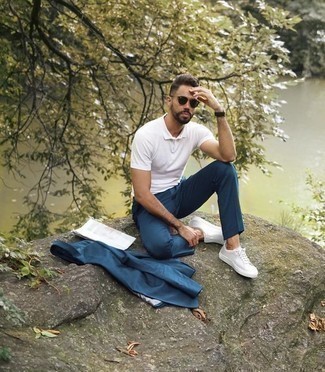 Какие футболки-поло носить с синим костюмом