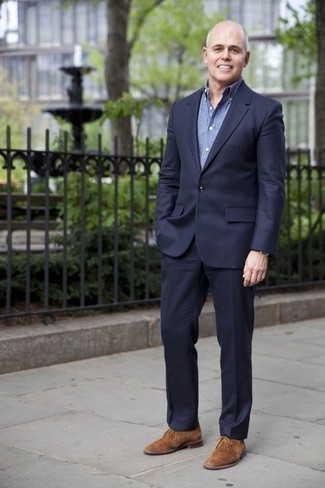 Как носить синий костюм с светло-коричневыми замшевыми ботинками дезертами