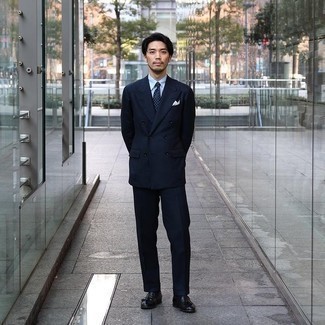 Какие лоферы с кисточками носить с синим костюмом