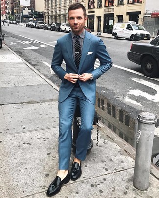 Какие лоферы с кисточками носить с синим костюмом