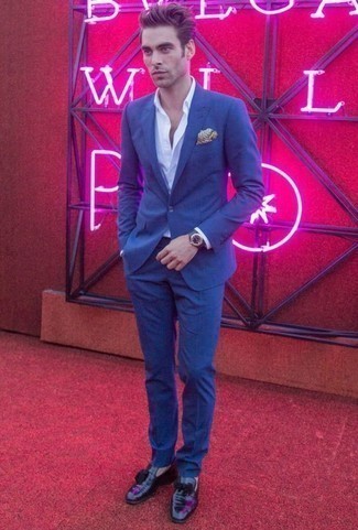 Какие лоферы с кисточками носить с синим костюмом