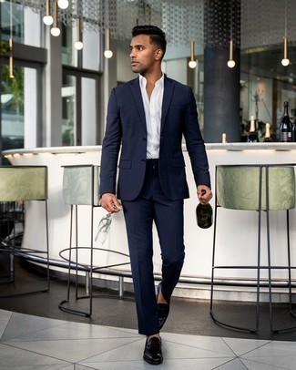 Какие лоферы с кисточками носить с синим костюмом