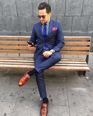 Как носить синий костюм с табачными кожаными монками