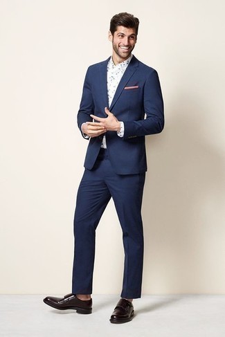 Как носить синий костюм с табачными кожаными монками