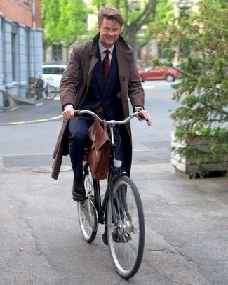 Какие плащи носить с синим костюмом