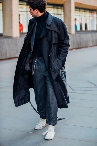 Какие плащи носить с синим костюмом