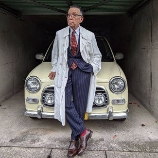 Какие плащи носить с синим костюмом