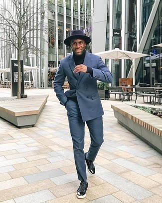 Какие водолазки носить с синим костюмом