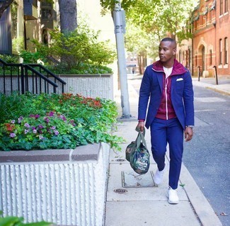 Как носить синий костюм с белыми кроссовками