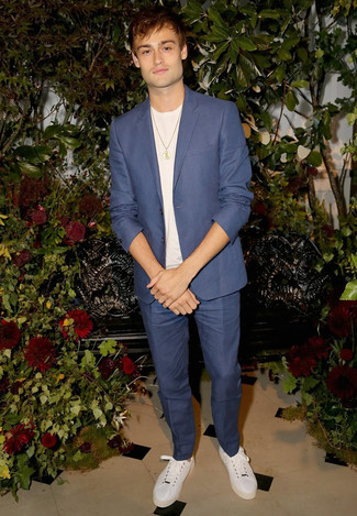 Как носить синий костюм с белыми кожаными низкими кедами