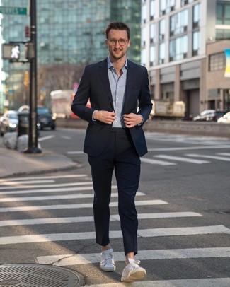 Как носить синий костюм с белыми кожаными низкими кедами