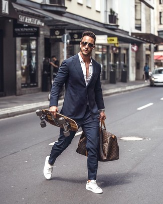 Как носить синий костюм с белыми кожаными низкими кедами