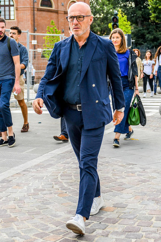 Как носить синий костюм с белыми кожаными низкими кедами