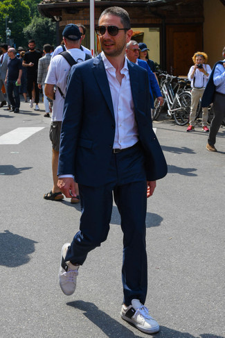 Как носить синий костюм с белыми кожаными низкими кедами