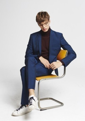 Как носить синий костюм с белыми кожаными низкими кедами