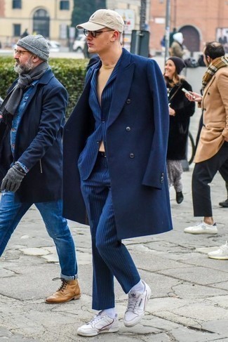 Как носить синий костюм с белыми кожаными низкими кедами