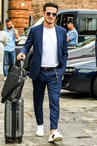 Как носить синий костюм с белыми кожаными низкими кедами