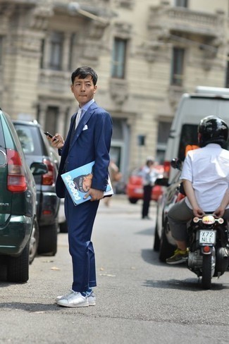 Как носить синий костюм с белыми кожаными низкими кедами