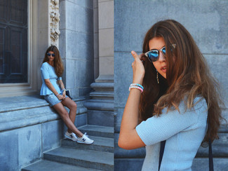 С чем носить синие солнцезащитные очки женщине