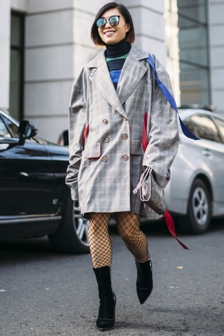 Какое пальто носить с синим платьем-свитером